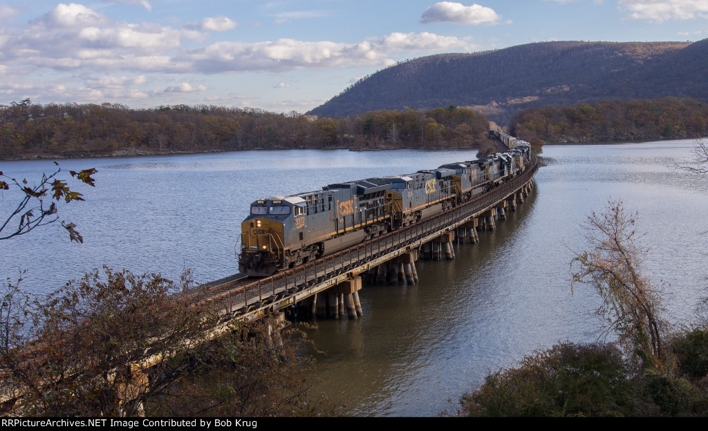 CSX 3372 leads northboud manifest freight across the Doodletown trestle